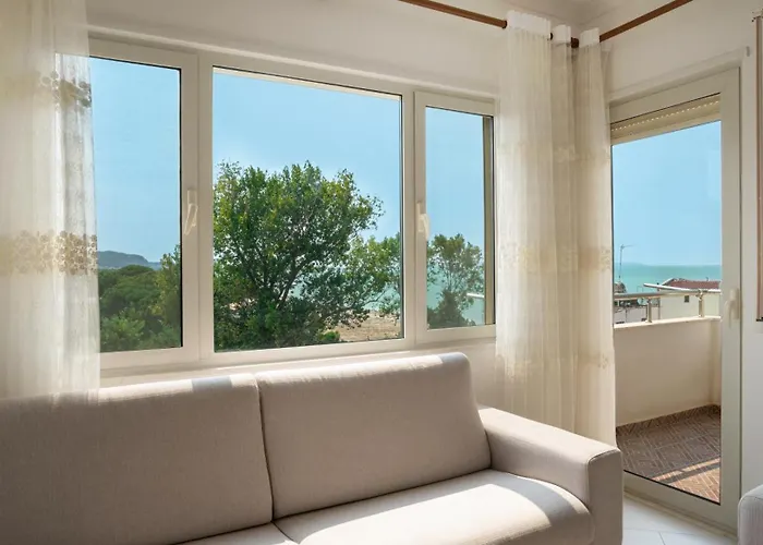 Albora\'S Seaside Apartment